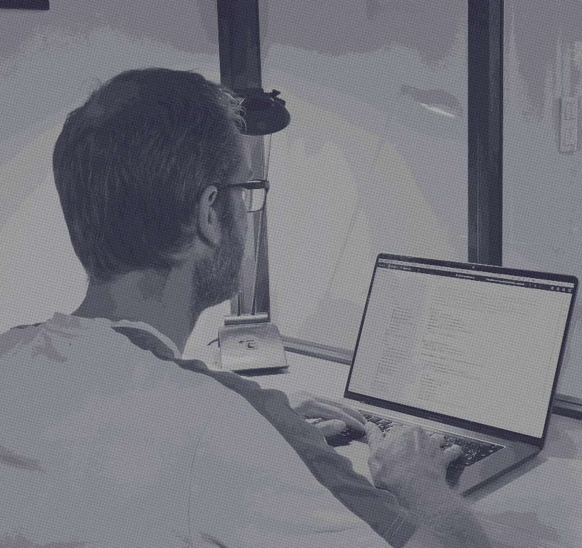 Un développeur travaillant à son bureau